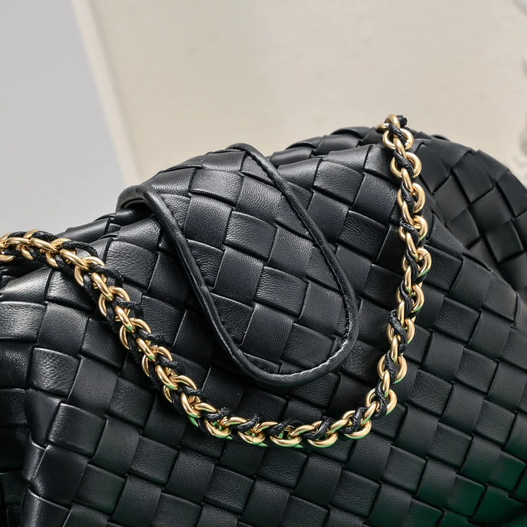 Batch 2260 Bitters Venetia 2024 summer series brings Lauren 1980 handbags back to the public eye. The design of the bag is inspired by ancient Roman architecture. It uses the brand's iconic Intrecciato lambskin woven bag body with a hard frame. No logo can be seen on the whole bag. It is equipped with a leather woven metal chain. When using it as a clutch, just put the chain directly in the bag ~ showing an elegant and timeless style. Decades later, when Lauren Hutton once again walked on the Bottega Venetia spring and summer show with this bag, the charm of the year still remains intact despite the passage of time. Size: 31.5*16.5*11 Style number: 5807#